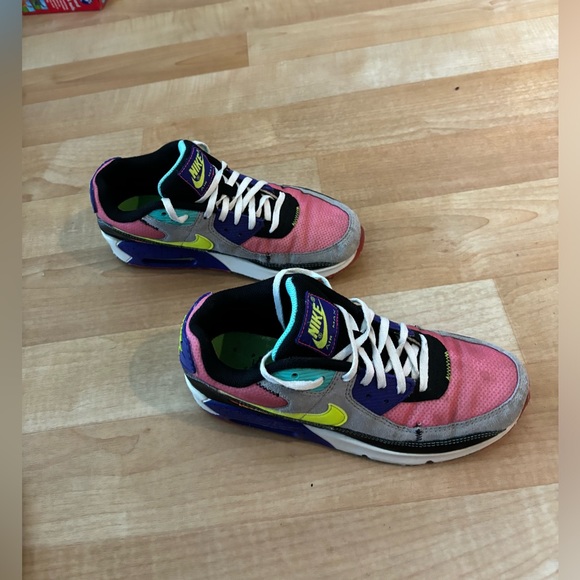 Nike Air Max 90 Exeter Edition Red/Volt-Black Kids Size 5.5Y / EUR 38 DJ5973-600 - Picture 4 of 7